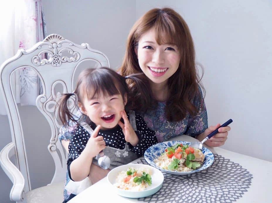 のインスタグラム：「✴︎ shitaaji recipe👧 . 土日は家族でのんびりおうちごはん☺️ #下味冷凍 を取り入れたメニューは 我が家の定番となりつつあります🍴 . 料理時間の短縮になるから 妊娠中にも大助かり✨ 家族のだんらん時間が増えたし気がするし お料理のバリエーションも増えて いいことだらけ〜😆💕 . 普段みなさんが取り組んでいる お料理の工夫や時短料理の方法があったら 是非教えてくださいね〜🙌 . 本日はこちらのメニュー💁‍♀️ 【 #ビリヤニ風炊き込みチキンライス 】 https://www.asahi-kasei.co.jp/saran/preservation/shita-aji.html ↑詳しくはこちら☺️ 簡単なのでぜひお試しください〜💓💕 . ①下味冷凍した鶏肉のスパイスヨーグルト漬けは冷蔵室におき、解凍。 . ② 炊飯器に洗った米を入れ、水、パクチーの根、バター、塩を加え混ぜる。鶏肉のスパイスヨーグルト漬けを切らずに、漬けだれごと入れて炊く。 . ③トマトは種をとり1cm角に刻む。ナッツは軽くローストし、あらく刻む。 . ④ごはんが炊けたら、鶏肉を取り出し、ごはんはかき混ぜる。器にごはんを盛り、一口大のそぎ切りにした鶏肉をのせ③と1cmくらいに刻んだパクチーを散らす。 . インドの米料理 #ビリヤニ のような スパイシーな #炊き込みごはん 😋 下味冷凍しておけば 朝冷蔵室へ入れて解凍、夜は炊飯するだけで とっても時短になります☺️👍💕 . @urawaza_recipe も 是非チェックしてみてくださいね🍀 . #ziploc #ジップロック #下味冷凍 #下味冷凍日記 #作り置き #料理 #時短料理 #ゆとりのある生活 #pr #こどもごはん #家族ごはん #おうちごはん #おうちカフェ #クッキングラム #手料理 #foodstagram #常備菜 #冷凍常備菜 #作り置きおかず #家事貯金 #冷凍作り置き #花のある幸せ時間 #やっぱり手作り料理が一番だ #娘ちゃんの成長記録 #1歳11ヶ月 #妊娠9ヶ月 #チキンライス」