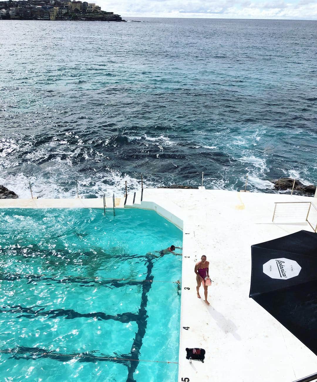 のインスタグラム：「Finally went for a dip at the most famous pool on insta 🧜🏽‍♀️ 📸: @qswimapp」