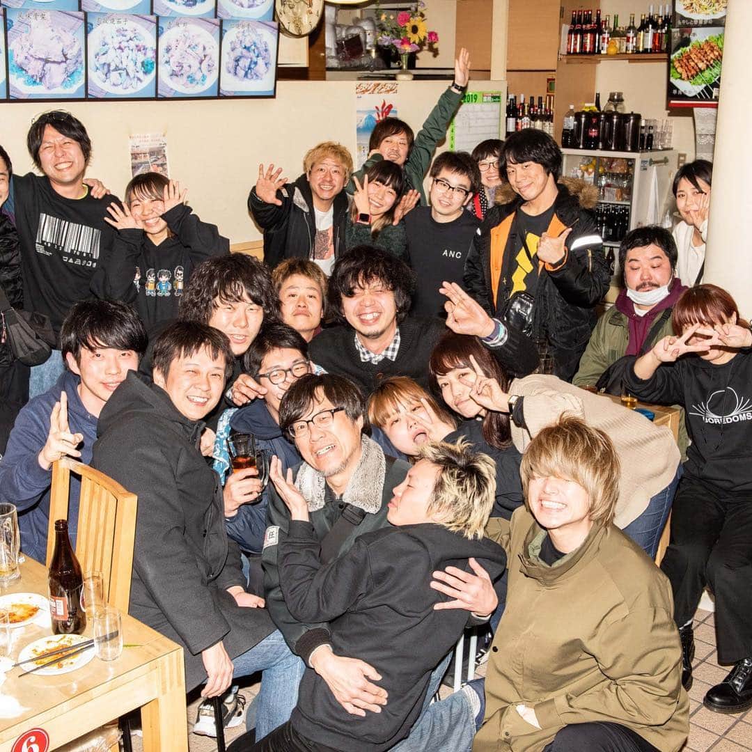 ツジトモタカのインスタグラム：「3月、復帰 十三ファンダンゴ(w/mudy on the 昨晩) 岐阜club-G(w/THE BACK HORN) 恵比寿リキッドルーム(w/THE BACK HORN) ありがとうございました  photo by @takeshiyao  ストラップが外れてギターが飛んで行ってしまった瞬間の写真、良いね」