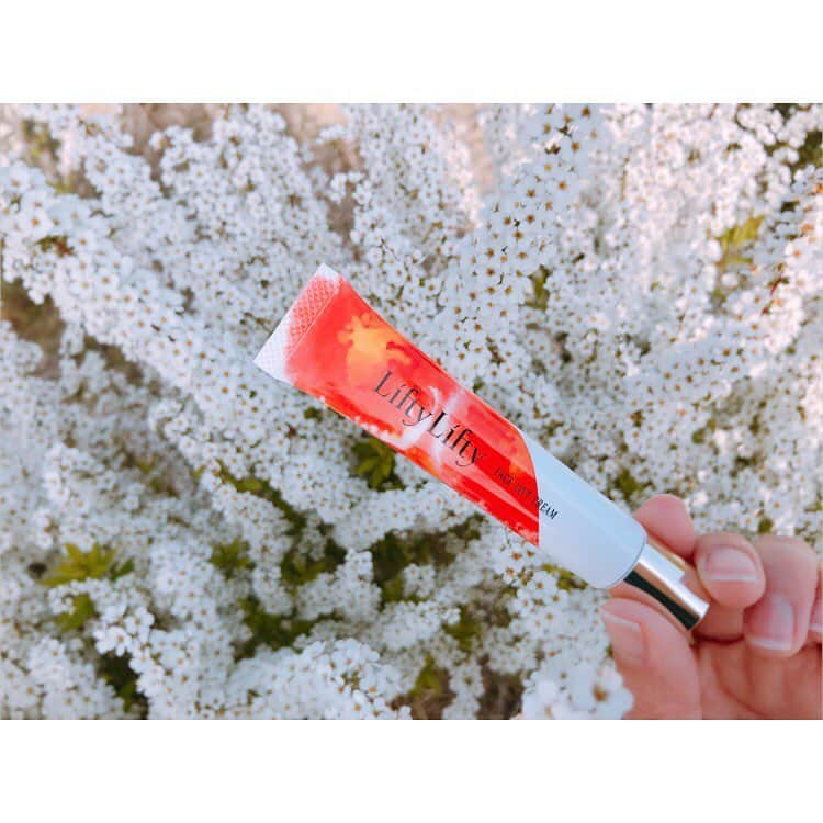 大谷朋子さんのインスタグラム写真 - (大谷朋子Instagram)「♡ * 今日もあったかくて、 お花がいっぱいで、幸せ〜◡̈* * 最近お気に入りのクリーム 「Lifty Lifty FACE LIFT CREAM」ꕤ * 伸びの良いクリームベースで、 従来のものより保湿力がアップ♡ * 目尻のしわばかり気にしていたけど、 顔全体みたらフェイスラインのたるみとか、 ほうれい線も気になる最近😭 このクリームを毎晩塗っています！ * 色んなスキンケアにすがりたいお年頃♡ * * #liftylifty #リフティリフティ #lifty #リフトアップクリーム #3回なでれば形状記憶肌 #エイジングケア #小顔効果」3月25日 11時03分 - tomoko_ohtani