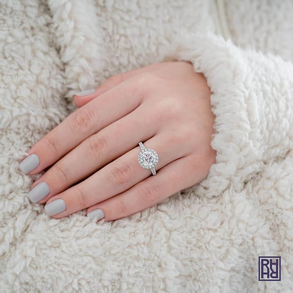 Wedding ?さんのインスタグラム写真 - (Wedding ?Instagram)「Engagement ring goals from @rockherjewelry💍 . . . . . . . . . . . . . . #wedding #weddings #bride #brides #bridetobe #bridesmaids #noiva #noivas  #vestidodenoiva #weddingdress #weddinggown  #bridal #casamentos  #casamento #realbride」3月25日 11時06分 - weddingideas_brides