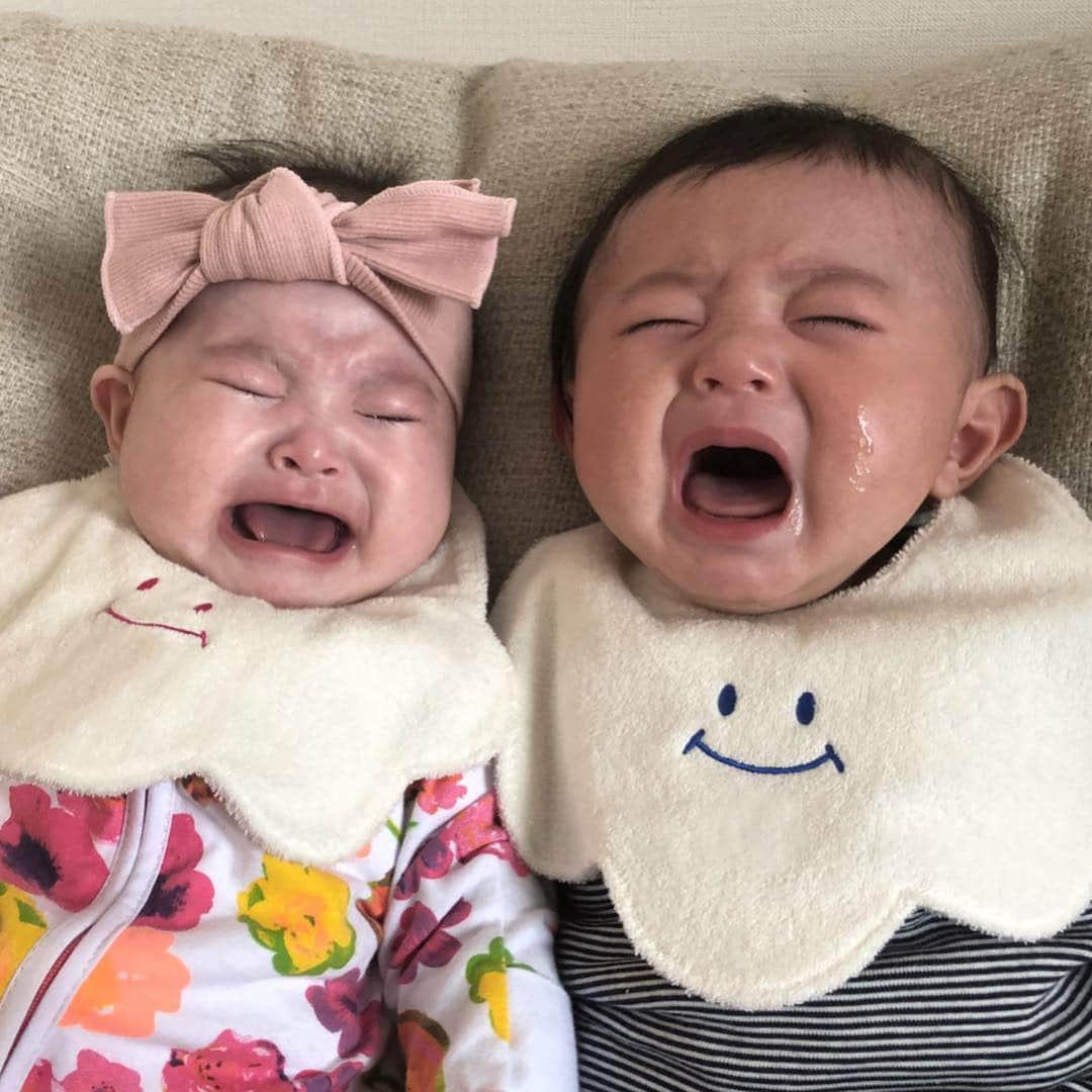 vo_coさんのインスタグラム写真 - (vo_coInstagram)「👶🏻👶🏻 土曜日はうちの息子と、友人夫婦の娘ちゃんの初対面の会でしたー うちの子と色違いのスタイをプレゼントで用意したら、先方も同じこと考えてて、結果的にお揃いのスタイが2種類になった！ * このご夫婦、3年前の新婚旅行の時、カンクンのホテルで意気投合して朝まで卓球しながら飲んだりプールで飲みながら遊んだりして、帰国してからもちょこちょこ会うように… その後ほぼ同じ時期に新居に引っ越し、今回は1ヶ月違いで子供も生まれて、人生の節目のタイミングがことごとく同じで驚いてます 同じ時期のカンクン、日本人ハネムーナー他にもたくさんいたのになんかお互いに惹かれる何かがあったんですかねぇ 1ヶ月違いの幼馴染とか、まるでこたつところのようだ（笑） 仲良く育っていって欲しいなー」3月25日 11時09分 - vo_co