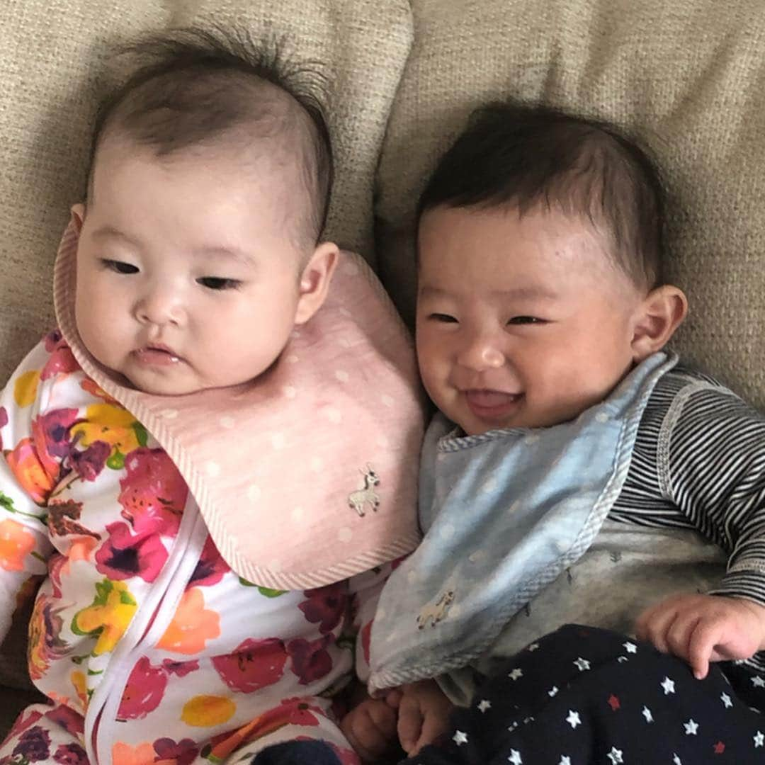 vo_coさんのインスタグラム写真 - (vo_coInstagram)「👶🏻👶🏻 土曜日はうちの息子と、友人夫婦の娘ちゃんの初対面の会でしたー うちの子と色違いのスタイをプレゼントで用意したら、先方も同じこと考えてて、結果的にお揃いのスタイが2種類になった！ * このご夫婦、3年前の新婚旅行の時、カンクンのホテルで意気投合して朝まで卓球しながら飲んだりプールで飲みながら遊んだりして、帰国してからもちょこちょこ会うように… その後ほぼ同じ時期に新居に引っ越し、今回は1ヶ月違いで子供も生まれて、人生の節目のタイミングがことごとく同じで驚いてます 同じ時期のカンクン、日本人ハネムーナー他にもたくさんいたのになんかお互いに惹かれる何かがあったんですかねぇ 1ヶ月違いの幼馴染とか、まるでこたつところのようだ（笑） 仲良く育っていって欲しいなー」3月25日 11時09分 - vo_co