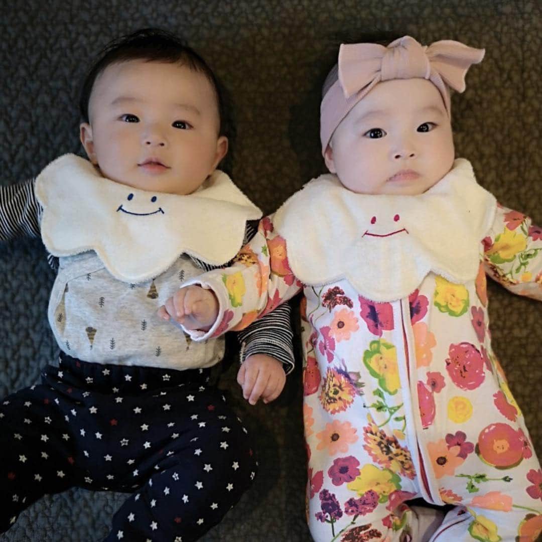 vo_coのインスタグラム：「👶🏻👶🏻 土曜日はうちの息子と、友人夫婦の娘ちゃんの初対面の会でしたー うちの子と色違いのスタイをプレゼントで用意したら、先方も同じこと考えてて、結果的にお揃いのスタイが2種類になった！ * このご夫婦、3年前の新婚旅行の時、カンクンのホテルで意気投合して朝まで卓球しながら飲んだりプールで飲みながら遊んだりして、帰国してからもちょこちょこ会うように… その後ほぼ同じ時期に新居に引っ越し、今回は1ヶ月違いで子供も生まれて、人生の節目のタイミングがことごとく同じで驚いてます 同じ時期のカンクン、日本人ハネムーナー他にもたくさんいたのになんかお互いに惹かれる何かがあったんですかねぇ 1ヶ月違いの幼馴染とか、まるでこたつところのようだ（笑） 仲良く育っていって欲しいなー」