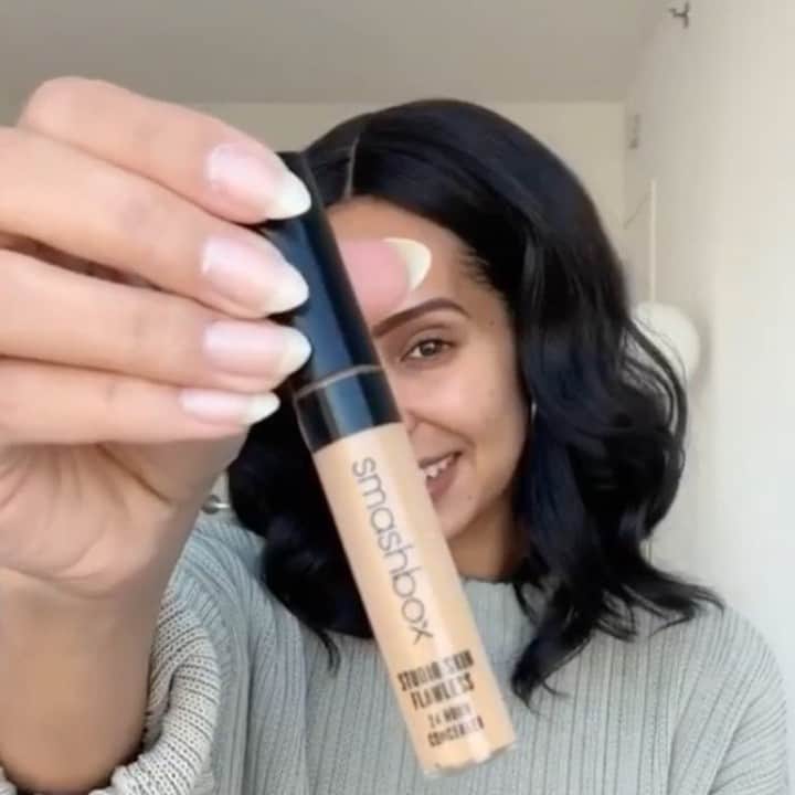 Smashboxのインスタグラム：「When you know it's going to be one of those mornings, grab your coffee and our Studio Skin Flawless 24 Hour Concealer and go. @farahpink wears shade Medium Warm Golden. Available @sephora. #crueltyfree #vegan」
