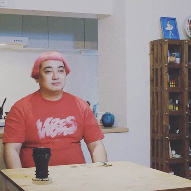 デッカチャンのインスタグラム：「湘南乃風のDJの THE BK SOUNDさん @bksound  がやっているカレー屋 【VIBES CURRY】 @vibes.curry  のレトルト商品のCMに、 なんと！豊満乃風から RED CURRY RICEが登場✌️ しかも、湘南乃風 の RED RICE @redrice134 さんとの まさかの共演！？ 続きはYouTubeでご確認ください。  VIBES CURRY CM 第2弾 “バイブスリーグ篇” https://youtu.be/yyaEQm5yF9Y  全国のドンキホーテにてヴァイブスチキンカレー発売中です！！ 是非バイブス拡散よろしくお願いしまーす🍛🔥」