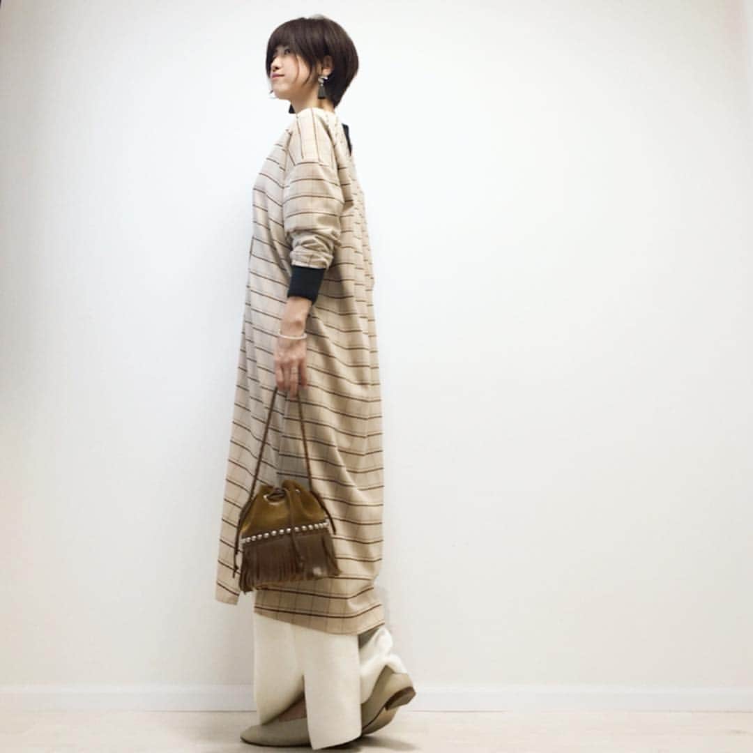のインスタグラム：「#coordinate * * * ウエストゴムを履き慣れてしまうと、普通のウエストが妙に苦しく感じる… ダメパターン😂 * * * 昨日は従兄の娘ちゃんの引っ越しで従兄と叔母も来てたので、母と姪と息子と少し会いに行ってきました😊 私の中では小学生の頃で止まったまんまだったけど、もうすっかり大人になってて美人ちゃんなので、オバサンもバーちゃんもホント心配😂😂😂 あ〜若いって羨ましいわぁ〜😍って思う時点でオバサンだなぁって改めて実感ww * * * #先日のコーデ #いつコ #日々の記録 #服記録 #プチプラコーデ #プチプラファッション #ママコーデ #outfit #ootd #kaumo_fashion #locari #ponte_fashion #mamagirl #mineby3mootd #ママスタ春コーデ #アラフォーママ #アラフォーコーデ #reedit_ootd #ユニクロニット族 #ユニジョ  #gu_for_all #ミラノリブニットワイドパンツ」