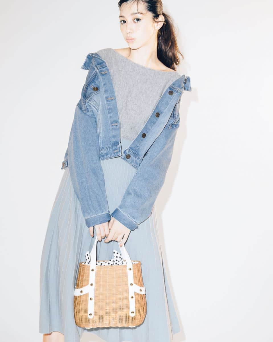 cancam_fashionのインスタグラム：「3月25日、今日の東京は晴れ時々曇り。最高気温18度、最低気温5度の予報です（気象庁調べ）。 気温も高く春らしい陽気が続く今日のコーデは、女の子らしいかわいさはそのまま、大人っぽい雰囲気がまとえるミュートカラーが主役！ 彩度を抑えたきれい色＝ミュートカラーの力を借りて、コーデ全体をまろやかになじませて♡ ・ コーデの詳細はプロフィールのURLからcheck✔️ . #cancam #cancamfashion #中条あやみ #今日のコーデ  #Gジャン #ミュートカラー #ootd #ootdfashion」