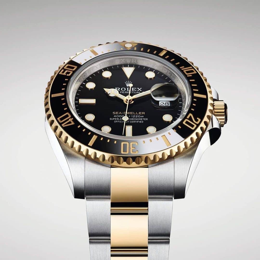 HYPEBEASTさんのインスタグラム写真 - (HYPEBEASTInstagram)「@hypebeaststyle: @rolex has unveiled its newest two-tone Sea-Dweller, bringing for the first time 18K yellow gold into the collection. Combined with classic Oystersteel, this Rolesor version can reach depths of 1,220 meters, making it the perfect blend of function and form. It’ll be selling for a price of $16,050 USD later this year. Photo: Rolex」3月25日 11時37分 - hypebeast