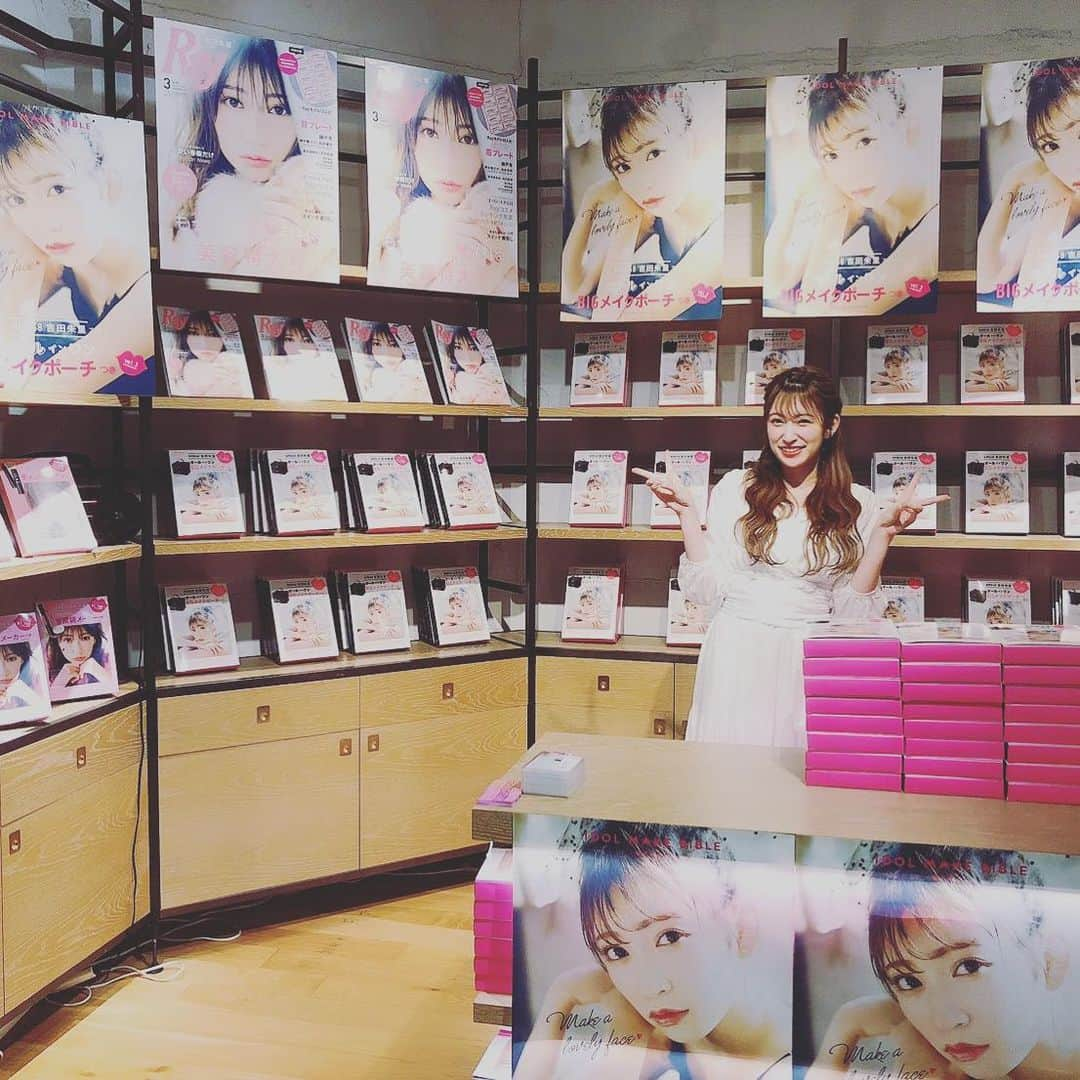 Rayさんのインスタグラム写真 - (RayInstagram)「昨日大阪のTSUTAYA EBISUBASHIで行われた#アカリンポーチつきBOOKのお渡し会❣️ 急遽開催が決定したにもかかわらず、たくさんの人が来てくれました〜😃 遠くから駆けつけてくれた方も、みなさんありがとうごさいます🙏  #Ray #アカリン #吉田朱里 #アカリンポーチ #アカリップ #idolmakebible」3月25日 11時31分 - ray.magazine