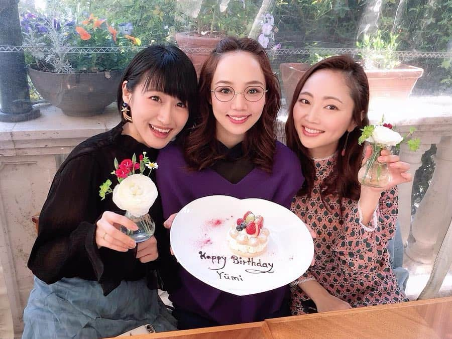 木南清香さんのインスタグラム写真 - (木南清香Instagram)「🎂Happy Birthday🎂 ・ ・ 先日、ゆうみちゃんのお誕生日をお祝いしました🥂 出逢ってまだ日は浅いですが、 心から尊敬できる大切な友人です♡ ・ サプライズで顔を出してくれた りゅうちゃんが撮ってくれた お庭での写真がお気に入り🌷 お天気にも恵まれ、幸せな時間でした🍽💕 ・ #🎂 #happybirthday #love #仲良くしてくれて…ありがとう❤️ #咲妃みゆ#松原凜子#木南清香 #小野田龍之介」3月25日 11時41分 - kinami_sayaka