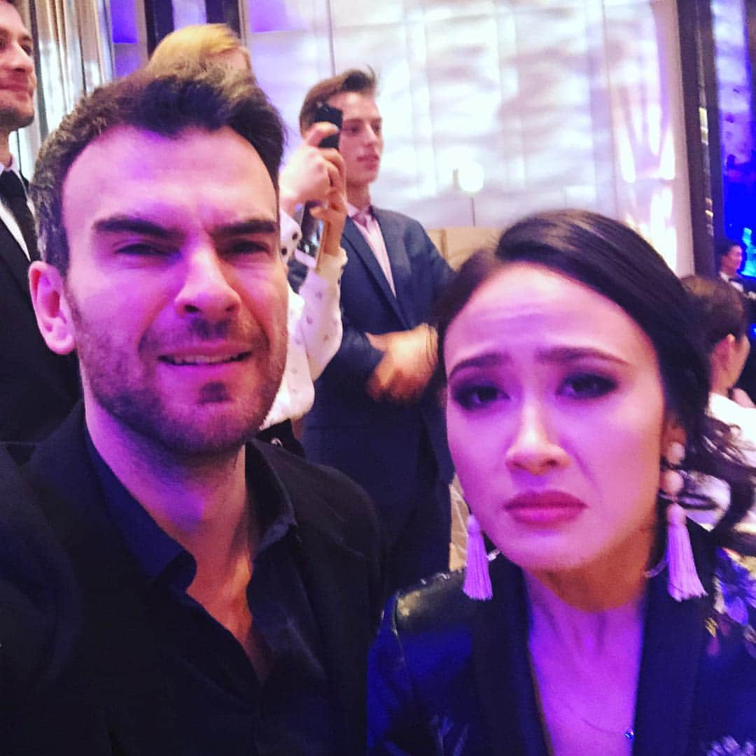 エリック・ラドフォードさんのインスタグラム写真 - (エリック・ラドフォードInstagram)「Madison Chock and Eric Radford star in “Worlds Banquet- Tokyo Rush” We run the gauntlet of emotions from post competition and election madness! 😁🙁🤨😐😬 #chockford #havingfun #dontbeserious #worldfigure #figureskating #figureskater #bestscreenplay #sheswaybetterthanme #bestactress」3月25日 11時53分 - ericradford85