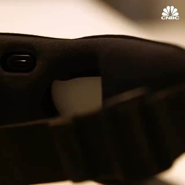 のインスタグラム：「Chronic pain affects 100 million Americans and has fueled a deadly dependence on painkillers over the last two decades. Every day, 130 Americans die from opioid overdoses. A number of tech start-ups are aiming to change that. The goal? Reduce pain without pills — and get patients off deadly opioids.⁣ ⁣ Learn about how new technology can alter nerves, and change how the brain feels pain, at the link in bio.⁣ ⁣ *⁣ *⁣ *⁣ *⁣ *⁣ *⁣ *⁣ *⁣ ⁣ #Tech #Technology #Opioids #Medicine #Entrepreneur #Entrepreneurship #Brain #BrainPower #Pain #FightingPain #America #Epidemic #Health #Science #News #Video #CNBC⁣」