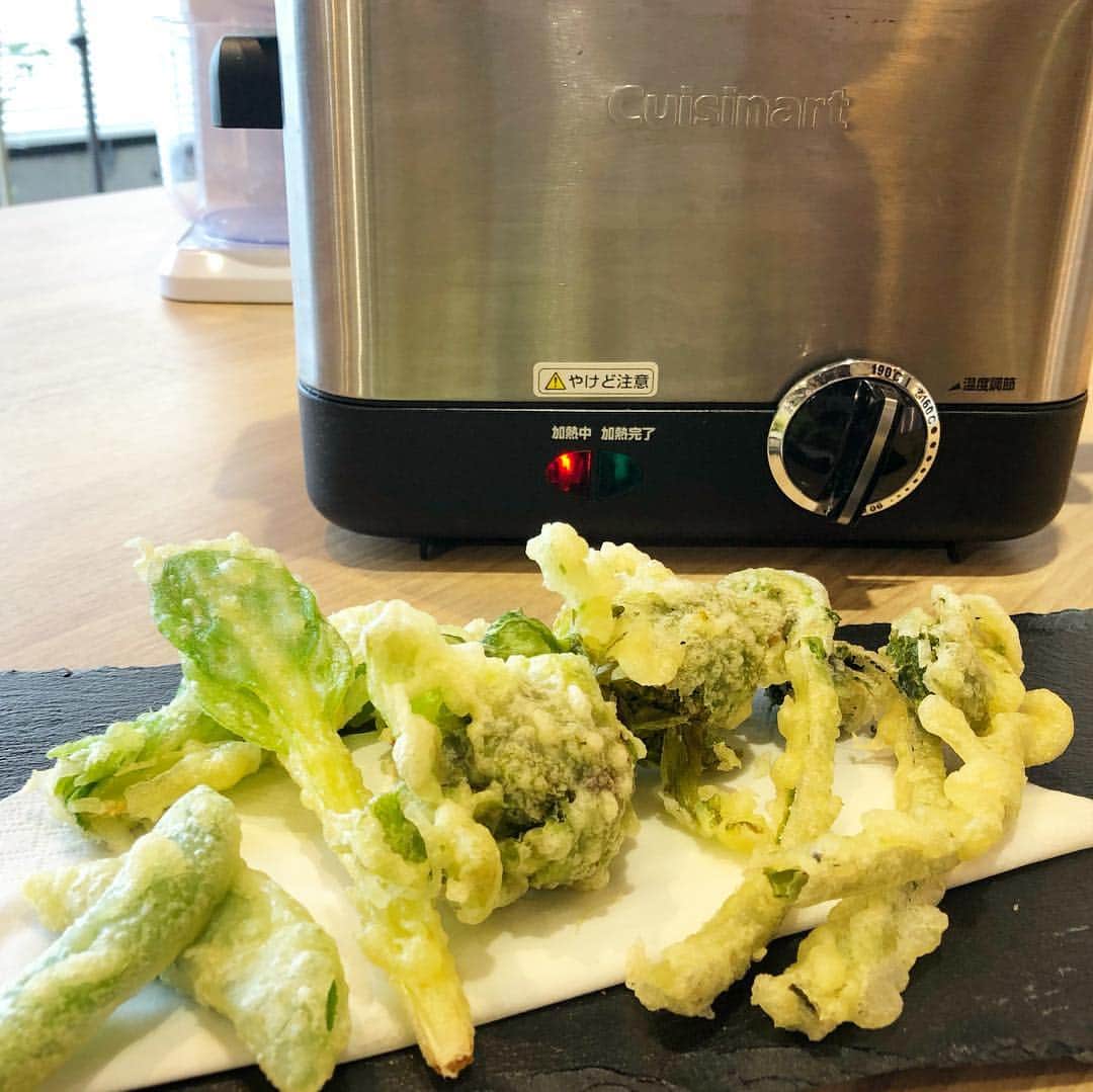 Cuisinart(クイジナート)ジャパン公式アカウントさんのインスタグラム写真 - (Cuisinart(クイジナート)ジャパン公式アカウントInstagram)「いよいよ、春🌸 本日は #電気フライヤー を使って、 #春野菜の天ぷら をご紹介😄 . 電源コードを差し込めば、 キッチンでも卓上でも、 どこでも気軽に揚げ物が楽しめるフライヤーなんです💕 . 揚げ物をするときに大切なポイントは #温度調節  クイジナートの電気フライヤーは、 温度調節もできるすぐれもの👍🏻 . 温度を一定に保ったまま調理ができるので、 ご自宅でも、#サクサクな揚げ物 が楽しめます❗️ 油はねを防げるフタ付きだから、卓上でも安心😁 . 春休みに家族や友人と串揚げパーティー🎉なんていかがでしょう😋 . #春からの新生活 で #一人暮らし を始める方にも コンロを使わず、場所を選ばず調理できるので、 オススメです❣️ . 画像3枚目の塩は山椒塩とオレンジ塩🧂 #粉末ミルグラインダー で作りました❗️ とってもシンプルな食べ方ですが、 春野菜の風味を存分に味わえちゃうので、 合わせておすすめです💕 . さぁ、クイジナートで旬の食材をもっと楽しみましょう‼️ . . Enjoy Cooking❣️ Enjoy Cuisinart❣️」3月25日 11時50分 - cuisine_art