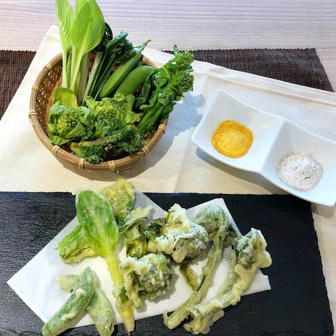 Cuisinart(クイジナート)ジャパン公式アカウントさんのインスタグラム写真 - (Cuisinart(クイジナート)ジャパン公式アカウントInstagram)「いよいよ、春🌸 本日は #電気フライヤー を使って、 #春野菜の天ぷら をご紹介😄 . 電源コードを差し込めば、 キッチンでも卓上でも、 どこでも気軽に揚げ物が楽しめるフライヤーなんです💕 . 揚げ物をするときに大切なポイントは #温度調節  クイジナートの電気フライヤーは、 温度調節もできるすぐれもの👍🏻 . 温度を一定に保ったまま調理ができるので、 ご自宅でも、#サクサクな揚げ物 が楽しめます❗️ 油はねを防げるフタ付きだから、卓上でも安心😁 . 春休みに家族や友人と串揚げパーティー🎉なんていかがでしょう😋 . #春からの新生活 で #一人暮らし を始める方にも コンロを使わず、場所を選ばず調理できるので、 オススメです❣️ . 画像3枚目の塩は山椒塩とオレンジ塩🧂 #粉末ミルグラインダー で作りました❗️ とってもシンプルな食べ方ですが、 春野菜の風味を存分に味わえちゃうので、 合わせておすすめです💕 . さぁ、クイジナートで旬の食材をもっと楽しみましょう‼️ . . Enjoy Cooking❣️ Enjoy Cuisinart❣️」3月25日 11時50分 - cuisine_art