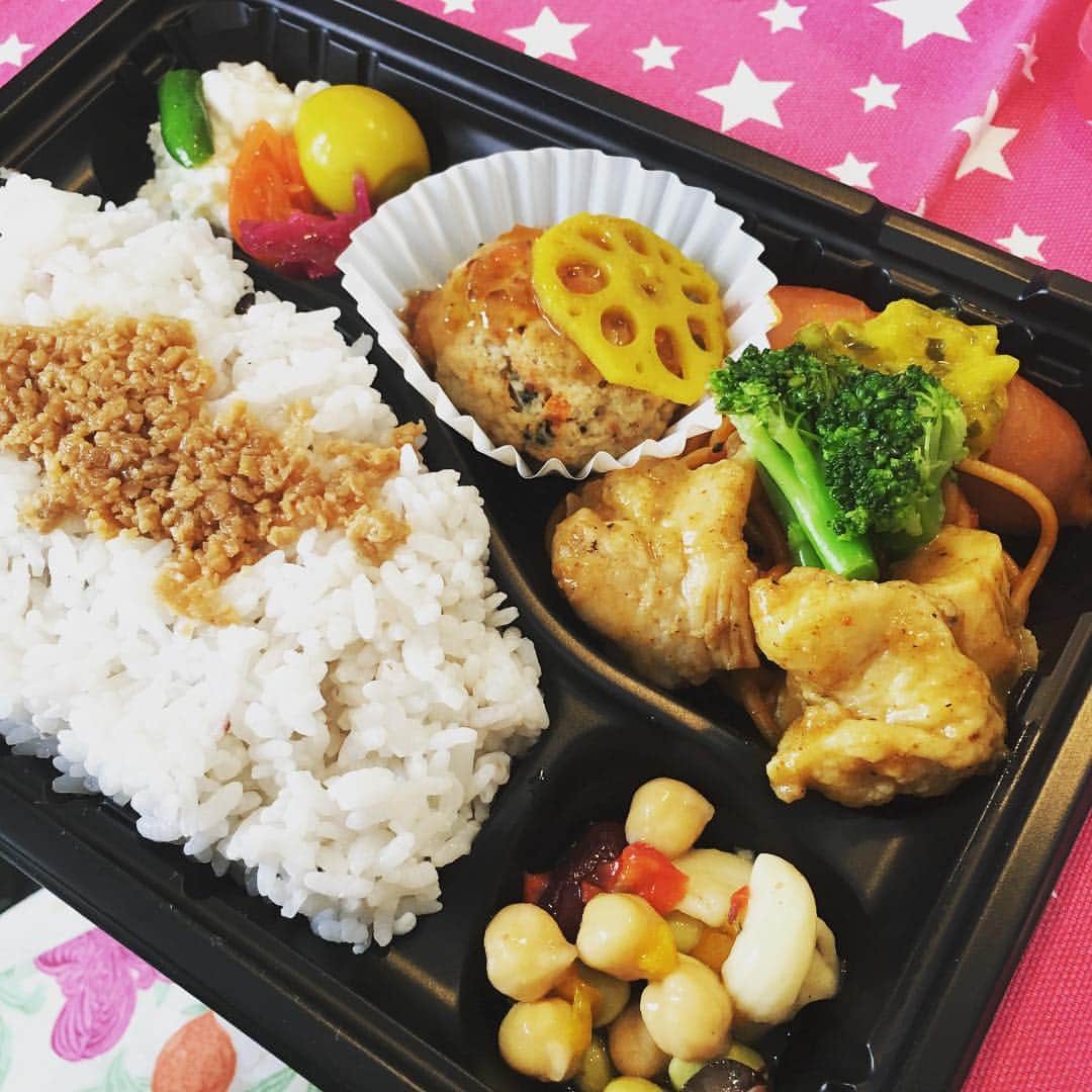 高岡早紀 さんのインスタグラム写真 - (高岡早紀 Instagram)「本日のお弁当。 #向かいのバズる家族 #ロケ」3月25日 11時52分 - saki_takaoka