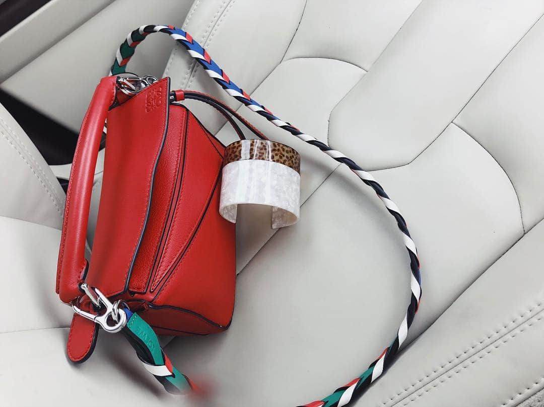 ジュジュさんのインスタグラム写真 - (ジュジュInstagram)「春小物♫ . loeweのbagは紐着せ替えて🧵 . glosbe  bangleはホント意外に何でも合う♡ ...coming soon . 今日はこの組み合わせ♫ . #loewe #akarih」3月25日 11時52分 - hiraka