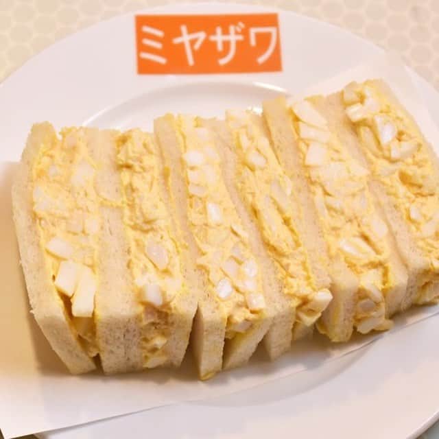東京カレンダーさんのインスタグラム写真 - (東京カレンダーInstagram)「味付けはシンプルに、塩、コショウ、マヨネーズのみ。独特の粘りが出るように、黄味を潰しながらタマゴを混ぜていき、白身はざっくりとスライサーでカット。そうすることで生まれる優しい味わいは、一度食べたら忘れられない。 #東京カレンダー #東カレ #tokyocalendar #銀座 #みやざわ #たまごサンド」3月25日 12時02分 - tokyocalendar
