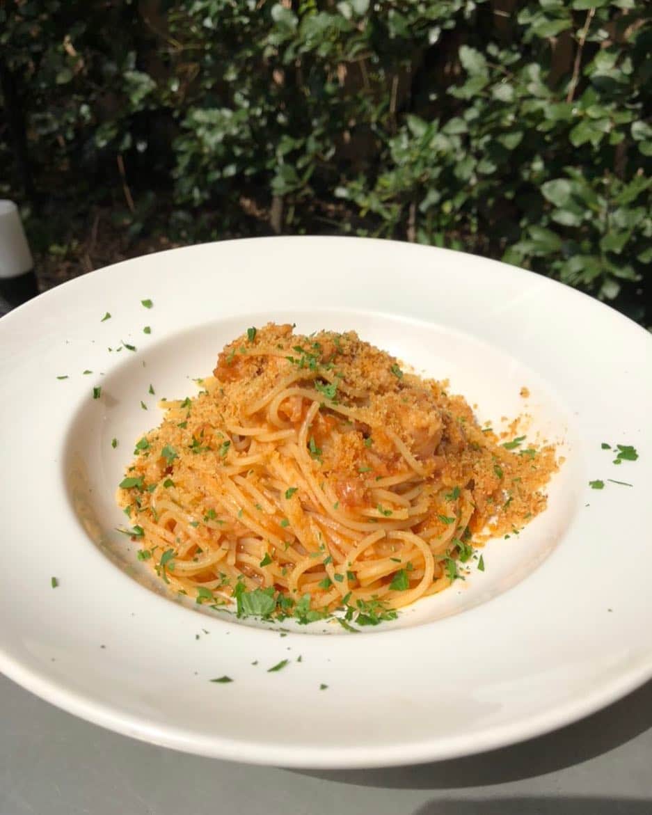 のインスタグラム：「今週のWeekly Pasta (3月25日〜3月31日) ラ・ボエムより週替わりパスタの情報お届け。  今週のWeekly Pastaは清流若鳥のやわらか煮です。  鶏肉をトマトソースで柔らかく煮てうま味を出したソースにローズマリー香るサクサクのパン粉をかけたパスタです。 // #cafelaboheme #weeklypasta #laboheme #カジュアルイタリアン #italianjapanesefusion #ラボエム #tokyo #japan #foodstagram #カフェラボエム」