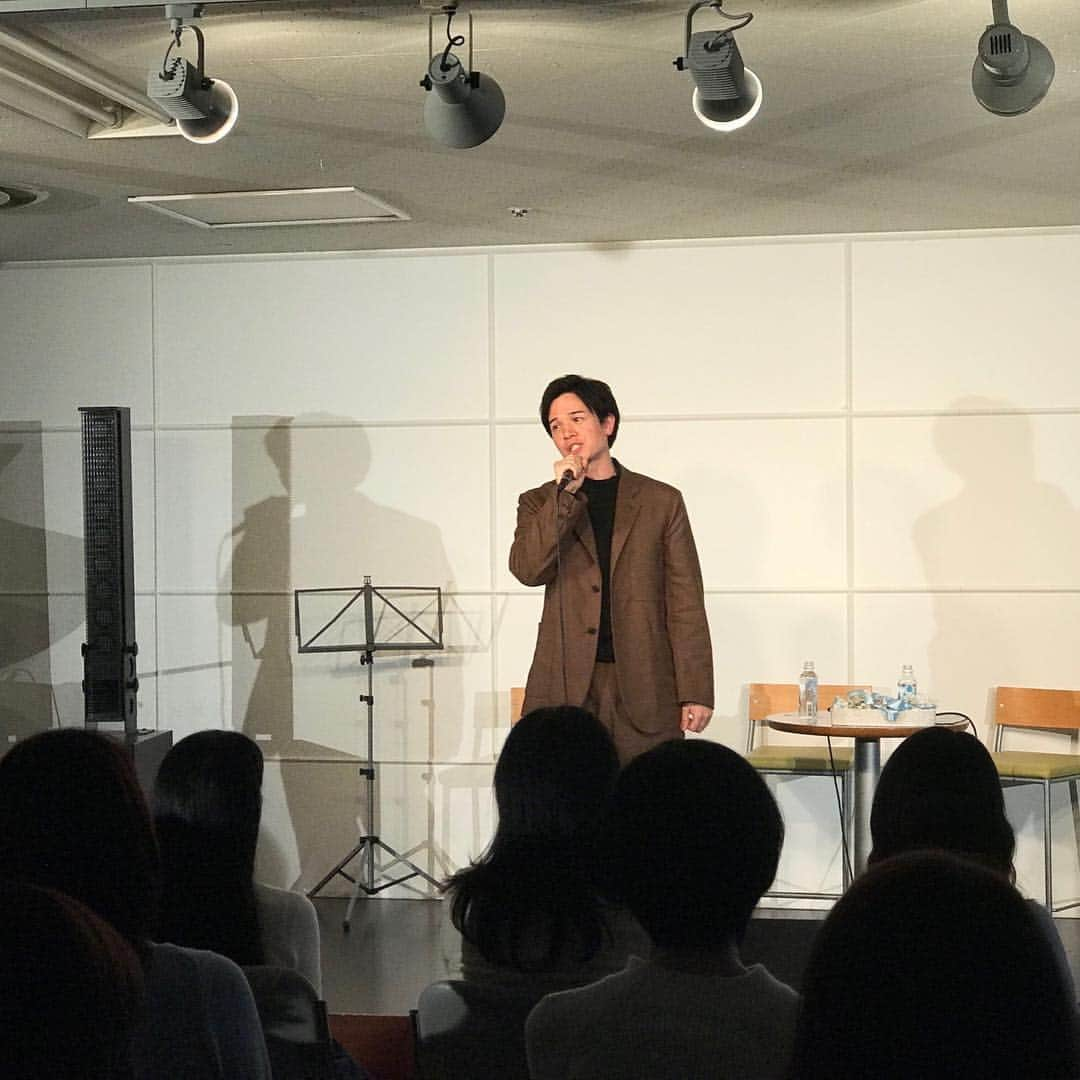 田村良太さんのインスタグラム写真 - (田村良太Instagram)「池袋コミュニティ・カレッジで『泉見洋平のステージ・ドア』にゲストで出演。  洋平さんのあたたかい、、有難いお言葉に目頭が熱くなったり、藤倉あーちゃんの韓国・北朝鮮の国境付近での思い出に胸が熱くなったり。 『プロパガンダ・コクピット』頑張るのだ。  #泉見洋平 #藤倉梓 #プロパガンダ・コクピット #PGC #markaware」3月25日 11時56分 - billy.tamura