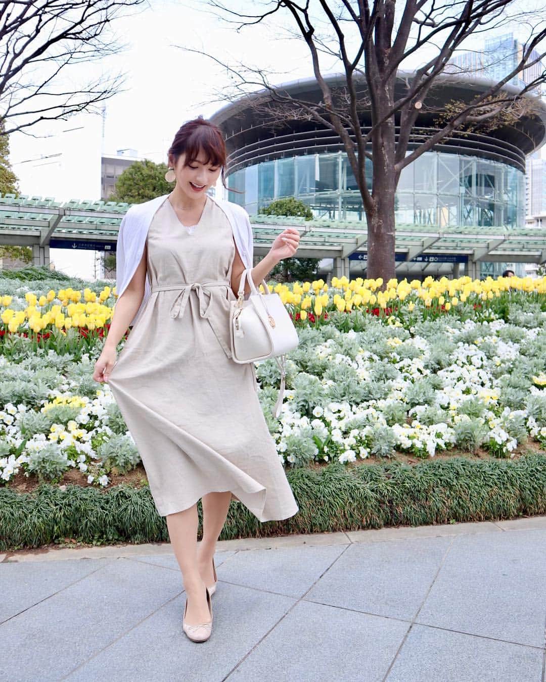 加藤瑠美さんのインスタグラム写真 - (加藤瑠美Instagram)「これからの季節さらに活躍してくれるリネンのワンピース💕 これは同生地の細リボンがセットなので、ウエストマークできてすっきり着られます✨ ゆったりとAラインのまま着ても、Vネックだから着膨れせず着られそう💓  dress : @titivatejp #titivate #ティティベイト  #coordinate#ootd#Japanese#Japanesegirl#Happy#girl#girly#fashion#instafa#リネン混Vネックワンピース#リネン#リネンワンピース#Aライン#Vネック#夏ワンピ#春服」3月25日 11時59分 - katorubi