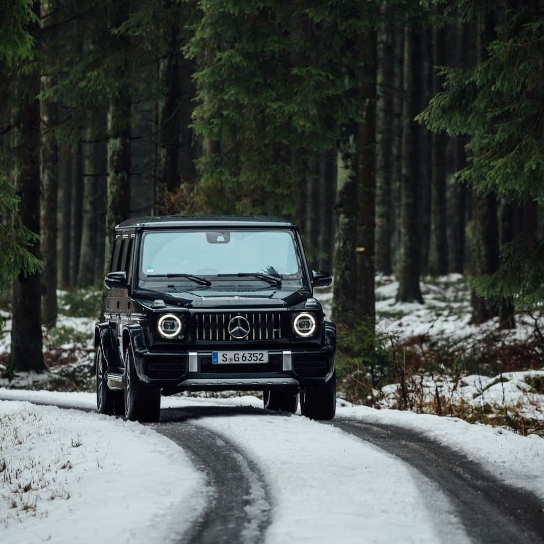 メルセデス・ベンツさんのインスタグラム写真 - (メルセデス・ベンツInstagram)「Not afraid to get dirty. ❄️ 📸: @jacob for #MBsocialcar ______________________________ [Mercedes-AMG G 63 | Kraftstoffverbrauch kombiniert: 13,1 l/100 km | CO2-Emissionen kombiniert: 299 g/km | mb4.me/RechtlicherHinweis/] . #GClass #Strongerthantime #GWagon #Mercedes #MercedesAMG #Icon #Luxury #Lifestyle #Car #Cartastic #InstaCar #reflection #Dreamcar」3月25日 12時00分 - mercedesbenz