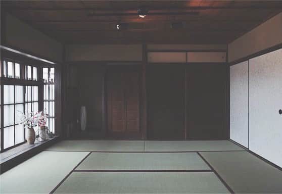CLAIREのインスタグラム：「2019年3月23日(土) 京都西陣店がオープンしました✨ ・ 京町屋1棟を改装したスタジオとなっており、京都らしい雰囲気を体験できます。 ・ 町屋を生かし自然光が入る和室は、本物の趣きのある和装撮影が叶います✨ ・ 風情あふれる京都のロケーション撮影も、ぜひお任せください。 ・ オープン記念で特別価格のプランもご用意しております。 ・ また、大人気SABONのクリームやスクラブ、似顔絵のプレゼントのご来場特典、ご成約特典もご用意してます。 ・ スタッフ一同皆様のお越しをお待ちしております。 ・ @claire_kyoto @clairebridalstudio」