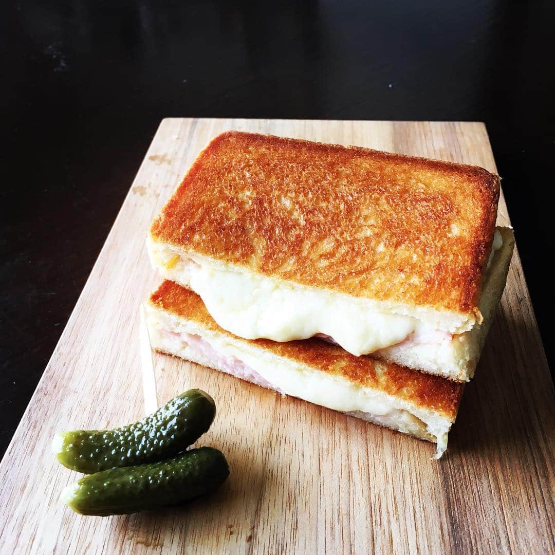 志摩有子さんのインスタグラム写真 - (志摩有子Instagram)「久しぶりにハム&チーズのグリルサンド。8枚切りにマヨネーズ塗って、ハム3枚にモッツァレラチーズ。フライパンにバターを溶かして押し付けながらごく弱火でじっくり焼く。バターでカリッと焼きあがった角食のなんと美味しいことか。酸っぱいピクルスとグレープジュースと。 #ハムチーズトースト #ハムチーズメルト #グリルサンド」3月25日 12時08分 - ariko418