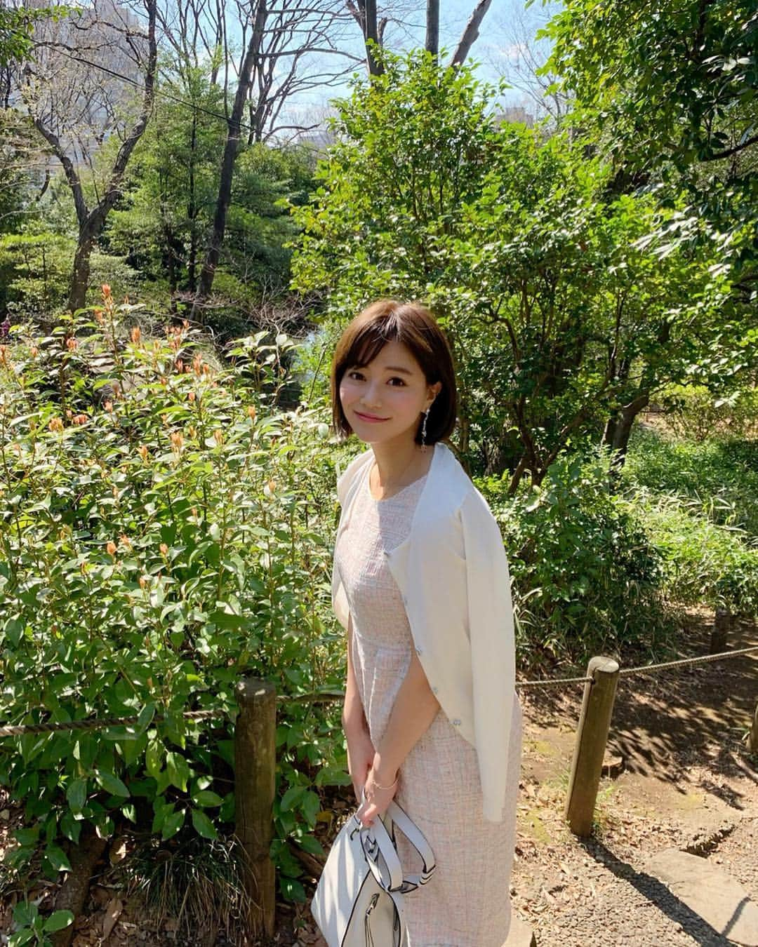 石井里奈さんのインスタグラム写真 - (石井里奈Instagram)「こんにちは❣️✨ . お昼は昨日の春コーデ🌸 お父さんが東京に来てたので有栖川公園にお散歩してきたよ🙆‍♀️❤️ . cardigan... @fabulousangela_official  dress... @lialapg @joint_space  bag... @loewe . lialapgのツイードコクーンワンピ、予約商品だったけどようやく届いた🥰サクラMIXってカラーの通り桜色🌸 . 最近暖かくて春服着れて嬉しい🙆‍♀️ 昨日で衣替えも完了しました👍 . あとこれから @scraproll というアプリサービスからインスタで投稿で着用したコーデの商品が何かわかるように更新していきます🥰ぜひこっちもチェックしてもらえたら嬉しいです😍 . 午後も頑張りましょう〜🌸✨ . #お花見 #hanami #サクラ #桜 #cherryblossom #有栖川公園 #花見 #春服 #春コーデ #コーデ #ファッション #fashion #coordinate #ootd #outfit #ワンピース #ツイード #ピンク #pink #smile #happy #休日 #holiday #春服コーデ #コーディネート #lialapg #liala_fashion #pr lpg311-0287」3月25日 12時08分 - ri7tin1025