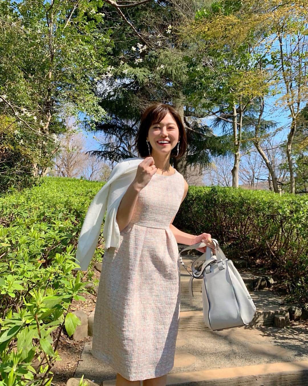 石井里奈さんのインスタグラム写真 - (石井里奈Instagram)「こんにちは❣️✨ . お昼は昨日の春コーデ🌸 お父さんが東京に来てたので有栖川公園にお散歩してきたよ🙆‍♀️❤️ . cardigan... @fabulousangela_official  dress... @lialapg @joint_space  bag... @loewe . lialapgのツイードコクーンワンピ、予約商品だったけどようやく届いた🥰サクラMIXってカラーの通り桜色🌸 . 最近暖かくて春服着れて嬉しい🙆‍♀️ 昨日で衣替えも完了しました👍 . あとこれから @scraproll というアプリサービスからインスタで投稿で着用したコーデの商品が何かわかるように更新していきます🥰ぜひこっちもチェックしてもらえたら嬉しいです😍 . 午後も頑張りましょう〜🌸✨ . #お花見 #hanami #サクラ #桜 #cherryblossom #有栖川公園 #花見 #春服 #春コーデ #コーデ #ファッション #fashion #coordinate #ootd #outfit #ワンピース #ツイード #ピンク #pink #smile #happy #休日 #holiday #春服コーデ #コーディネート #lialapg #liala_fashion #pr lpg311-0287」3月25日 12時08分 - ri7tin1025