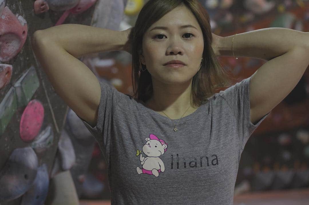 坂本朱里さんのインスタグラム写真 - (坂本朱里Instagram)「昨夜投稿したTシャツのカラー版🌈﻿ Sexyポーズと思いきや、筋肉があって、そういうわけにはいかないね😂﻿ ﻿ この クマちゃんがIhanaのメインキャラクター。﻿ 可愛くな〜い？😆﻿ どうでしょうか。﻿ ﻿ 昨日質問がいくつかあったのですが、こちらのティシャツはウィメンズの形のみになるので、メンズはありません。﻿ メンズのデザインは、また後ほど•••💓﻿ こちらのサイズは、ウィメンズのみでフリーサイズ。 もちろんメンズに着て頂いても問題ありません。 色は二色展開です。 ﻿ ﻿ #ihanasequence﻿ ﻿」3月25日 12時10分 - ayari_shimi