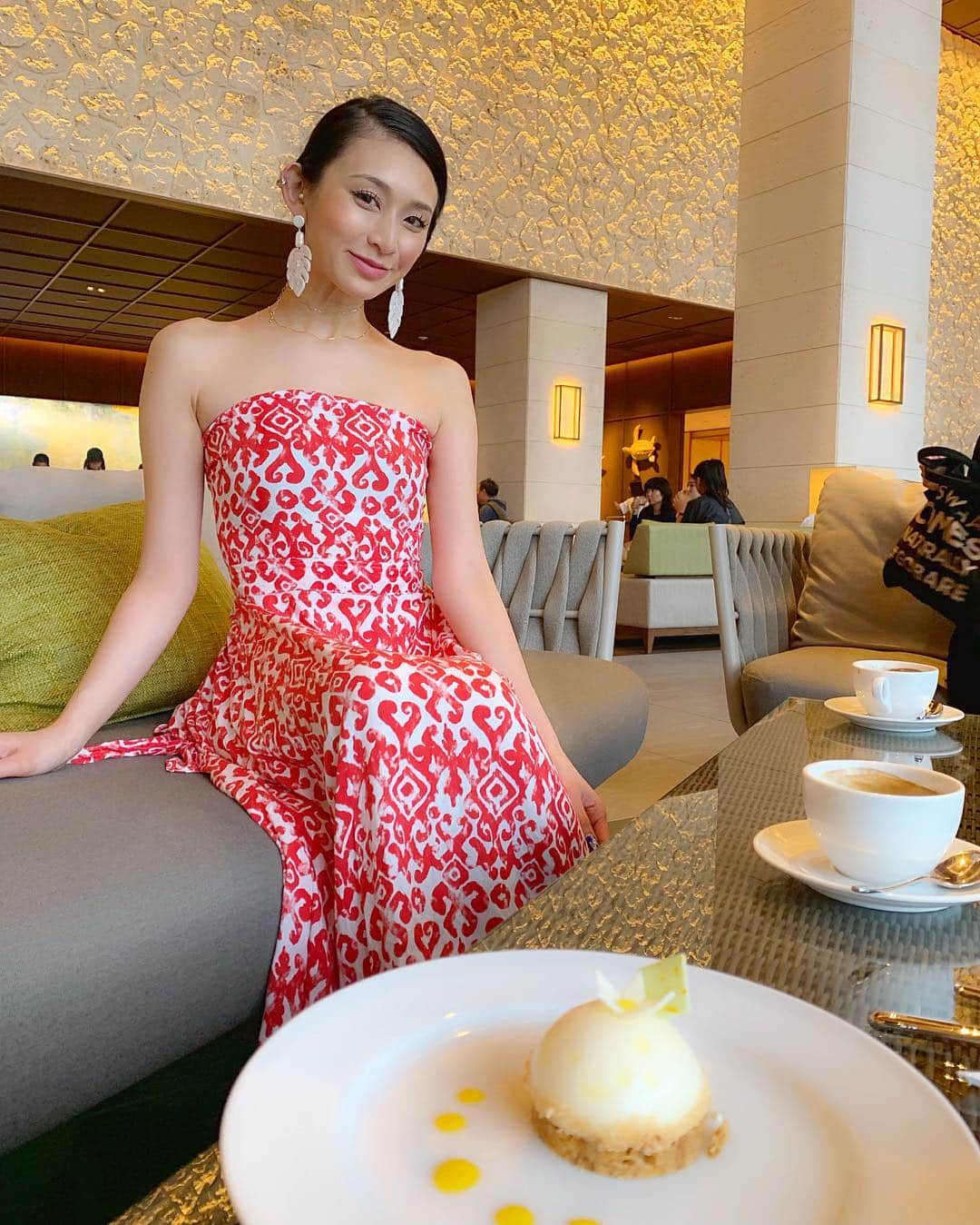のインスタグラム：「ハイアットリージェンシー瀬良垣🌴 のシークァーサーケーキ🧁美味しかった😆🌺 またすぐに食べたい😍✨ そして何よりもホテル生活は良いよね⤴️✨ #luxury#resort#hotel#hyattregencyseragaki#cafe#coffeetime#desart#cake#シークァーサー#dj#juicy#juicylife#music#happy#resorfashion @mametmoiguam」
