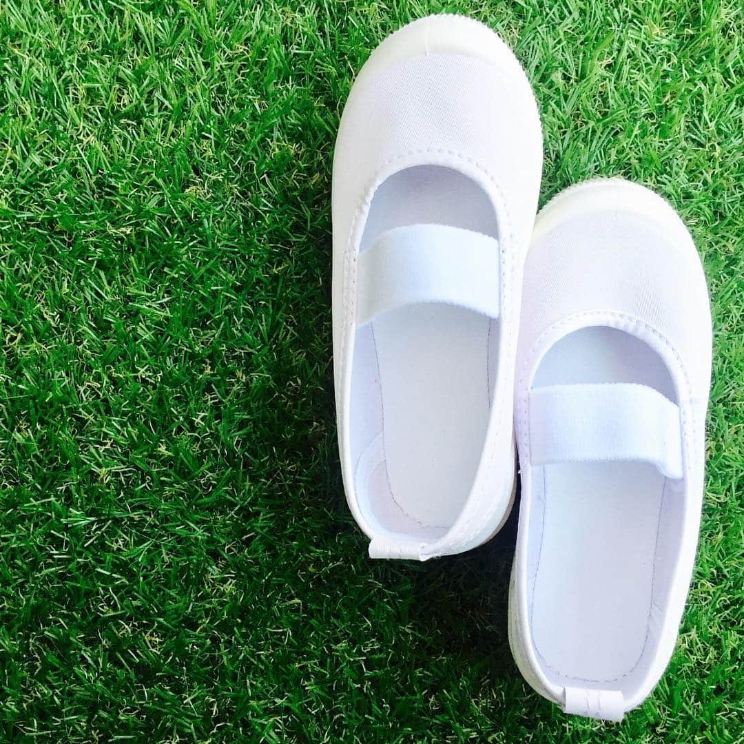 のインスタグラム：「進学・進級の季節ですね🌸 子供たちが学校から持ち帰ってくる上履きには ホコリや砂、汗などが染みついていて 洗うのは一苦労💦 校舎を元気に駆け回った証なのですが……😅 ・ でも諦めないで🤚 超コンパクト液体洗剤を使えば、 簡単に汚れを落とせるんです！ ・ 1️⃣ホコリや砂をブラシで落としてから、 2️⃣洗剤液をつけたズックブラシでこすります 3️⃣つま先のゴム部分は濡らしたメラミンスポンジでこすり、 4️⃣キレイな水でしっかりすすぎましょう！ ・ ひどい黒ずみや泥などの頑固な汚れがあるときは、 1️⃣のあとに「つけ置き洗い」をすると、 キレイになりやすいですよ😉✨ 真っ白な上履きなら、お子さんも気持ちよく 新学期を迎えられそうですね。 ・ 上履きの上手な洗い方について詳しくは プロフィールのリンクからどうぞ☘👉@irodori_lidea ・ #irodoriLIFE #Lidea #LION #ライオン #ライオン株式会社 #上履き #春休み #新学期」