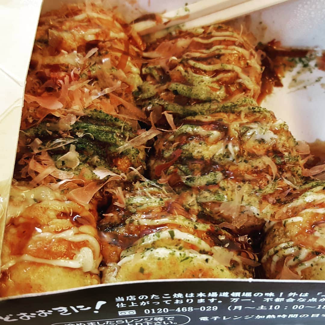 小林健一のインスタグラム：「移動の新幹線にて。 やっと大阪らしいもの、食べた。 旨いなー。」