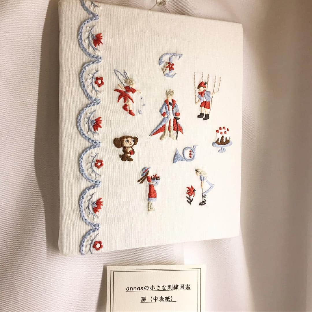 オカダヤ新宿本店コンシェルジュさんのインスタグラム写真 - (オカダヤ新宿本店コンシェルジュInstagram)「. 【作品展&キット販売】 annasの小さな刺繍図案 針と糸で描く12の物語 その1 . 童話をモチーフとした可愛い作品が人気の #annas （ #川畑杏奈 ）さんの新刊出版を記念して作品展示を開催！ 赤毛のアン、星の王子様、 チェブラーシュカなど、12の童話をモチーフにした図案集。 繊細な色遣いやテクニックを間近でご覧いただけます。 . 展示は今月末まで。 書籍は服飾館5階Aフロアで取り扱っております。 . #川畑杏奈 #annas #annasの小さな刺繍図案 #刺繍 #刺しゅう #ハンドメイド #手作り #手芸 #ハンドメイド部 #ハンドメイド好きさんと繋がりたい #チクチク部 #ブローチ部 #星の王子様 #チェブラーシカ #handmade #handmadeaccessory #embroidery #embroideryart #オカダヤ #okadaya #新宿オカダヤ #okadayashinjuku_concierge」3月25日 12時13分 - shinjuku_okadaya