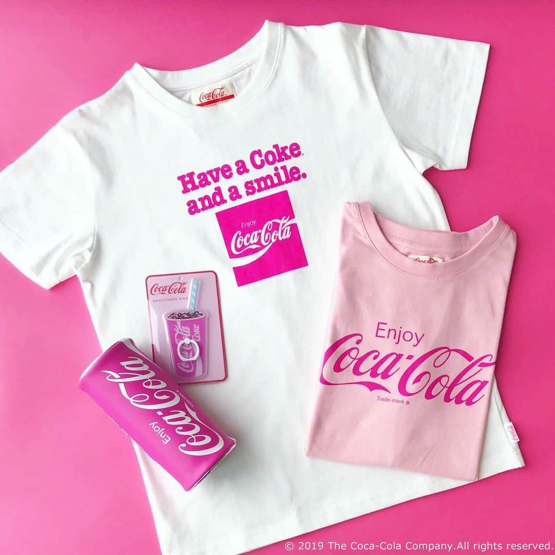プラザ/PLAZAさんのインスタグラム写真 - (プラザ/PLAZAInstagram)「ピンクをテーマにしたPLAZA・MINiPLA別注の「コカ・コーラ」のTシャツです💗ボディや様々なロゴに使ったピンクが目を惹くデザインで、これからの季節にぴったり🙌✨✨ . Coca-Cola Tシャツ 各¥3,024(税込) 缶型ポーチ ¥1,814(税込) スマートフォンリング ¥1,296(税込) . PLAZA・MINiPLA・PLAZA ONLINE STOREでお取り扱いしています💕 . #cocacola #JUSTPINKIT #PINK #ピンク #PINKJACK #PLAZA #プラザ #MINiPLA #MINIPLA #ミニプラ @plazastyle @thecocacolaco」3月25日 12時13分 - plazastyle