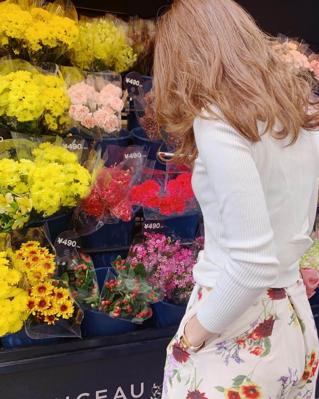 舟山久美子（くみっきー）さんのインスタグラム写真 - (舟山久美子（くみっきー）Instagram)「仕事合間に銀座でステキなお花屋さん発見したのでちらっと寄りました💐お仕事の人が本日お誕生日なので、どれにしようかな💕  カラフルで可愛いなぁ。  そして！！ 本日、可愛いアイテムが沢山入荷するのでミコちゃんのサイトチェックしてみてくださいな💐✨ @micoameriofficial  #花のある暮らし  #お花 #お花大好き」3月25日 12時14分 - kumikofunayama