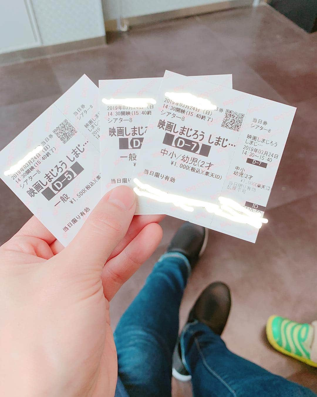 Miho Tanakaさんのインスタグラム写真 - (Miho TanakaInstagram)「3歳！初の映画🎬﻿ ﻿ 息子👦、初の映画館はしまじろうでした。﻿ ﻿ 1時間じっと観れるかなぁ？と思ってましたが、﻿ 最後の歌が始まると「もう終わり？まだ観たかった、、、」と言っていたので、次は2時間のもイケるかも😁﻿ ﻿ ちなみに、喜ぶと思ってたらメガホン📣には全く興味を示さず、踊りも一切踊らず、じーーーーっと真剣に見てましたw﻿ ﻿ 踊るのは恥ずかしいらしいw﻿ ﻿ 家ではずっとおちゃらけて変な動きしまくりなのに外では全然しないからなーw #シャイ﻿ ﻿ ﻿ また行こうね✨﻿ ﻿ ﻿ ﻿ ちなみに、最近涙脆い私たち夫婦は今回も感動して泣きかけてました😂﻿ ※私は涙普通に流してたw ﻿ ただただ恥ずかしいw﻿ ﻿ ﻿ _____________﻿ ﻿ #映画しまじろう #しまじろう #こどもちゃれんじ﻿ #しまじろうとうるるのヒーローランド﻿ #初映画 #初映画館 #3歳児 #男の子 #恥ずかしがり屋﻿ ﻿ ﻿ #妊娠中 #妊娠10ヶ月 ﻿#マタニティ#妊娠後期﻿﻿﻿﻿﻿ #2019年4月出産予定 #第三子 #男の子予定﻿﻿﻿﻿﻿ #男の子兄弟 #36w #マタニティライフ #氷食症 #ソフロロジー﻿﻿ #出産準備 #臨月  #天使ママ﻿」3月25日 12時15分 - mie__blogger