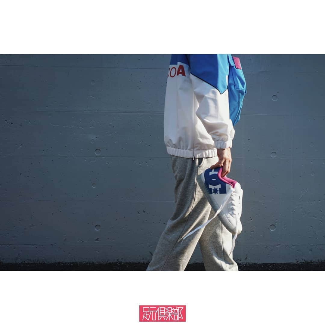 足元倶楽部 公式アカウントさんのインスタグラム写真 - (足元倶楽部 公式アカウントInstagram)「足元展 📷by (@ssk_tyo ) . モデル情報 : DC COURT GRAFFIK SE . ぽってりとしたシルエットが多種多様なスタイリングに映える［COURT GRAFFIK SE］。 太めのシューレースとふっくらとしたタンは甲を適切に押さえ、厚めのソールが衝撃を吸収することで安定した歩行をサポートする。ミニマムデザインの中、サイドヒールに配置されたビッグDCロゴがコーディネートの主役となる逸足。 . ▼今すぐフォローして最新情報をチェックしよう！ 【DC SHOES 公式アカウント】 ⇒#@dcshoes_japan . 【スニ写会 公式アカウント】 ⇒#@ssk_tyo . 詳細はプロフィールのリンクからどうぞ →@ashimoto.club . #足元展 #dcshoes #dc #courtgraffik #courtgraffikse #スニ写会 #足元倶楽部 #足元クラブ #足元くら部 #足元 #あしもと倶楽部 #スニーカー #スニーカーコーデ #スニーカー同好会#キックス #靴 #コーディネート #スナップ #ファッションスナップ #ストリートスナップ#お気に入りの一足 #今日の逸足 #逸足#운동화 #kicks #newkicks」3月25日 12時16分 - ashimoto.club
