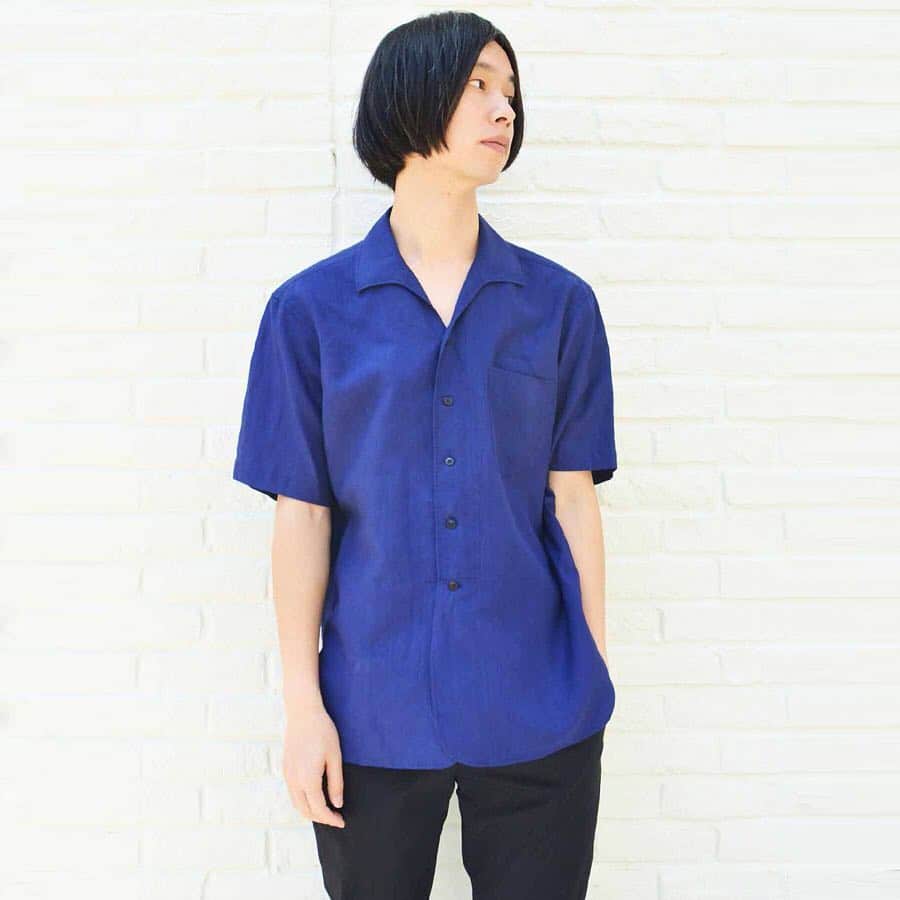 のインスタグラム：「. . Scye shirts . lot.51192165A / ¥12,000+tax . . リネンを使用したイタリアンカラーシャツ。リネン特有のシャリ感は残しつつ光沢のある質感。 . カジュアルになりすぎず、サンダルなども相性抜群。 . @scye_official . . #johnbull #johnbullprivatelabo #scye #newarrival #2019ss #shirts #blue #fashion #ジョンブル #ジョンブルプライベートラボ #サイ #新作入荷 #2019春夏 #シャツ #イタリアンカラー #ポイントカラー #開襟シャツ」