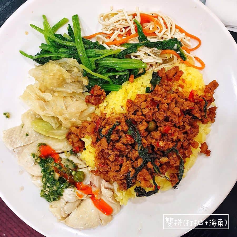 4foodie, for foodieさんのインスタグラム写真 - (4foodie, for foodieInstagram)「📍Taipei, Taiwan 吳哥窟柬泰雲風味小吃 / 以下餐點及價位 雙拼(打拋+海南) $165 美味程度：🌕🌕🌕🌕🌑 💡補充💡海南雞個頭比想像小蠻多的，但無骨雞肉又嫩，雞皮帶點QQ冰涼口感，油蔥醬偏鹹，但很夠味，配著沒什麼調味的海南雞剛剛好😃雖然可能比不上慶城街海南雞飯那種專門的海南雞店，但我覺得這家也算不錯了！打拋豬很下飯！！九層塔香氣很出色，豬肉末不會太油太肥膩👍🏻 椒麻雞(小) $100 美味程度：🌕🌕🌕🌕🌗 💡補充💡椒麻雞根本每桌必點菜色非常誇張！果真好吃，雞皮炸的酥脆，雖然有淋上酸酸甜甜的醬汁但雞皮還是保有脆感，醬汁很開胃配著底部的高麗菜絲很清爽！雞肉本身也是挺嫩的🥰但以椒麻雞來說我會期待能有點辣度，這點較可惜些👌🏻 整體： 環境衛生：🌕🌕🌕🌗🌑 服務態度：🌕🌕🌕🌕🌑 再訪意願：🌕🌕🌕🌕🌗 🗺台北市松山區長春路454-2號 🚇捷運南京復興站7號出口 ☎️(02)8770-4939 ⏰11：30-20：30(週日公休) 🍽2019.03.19到訪用餐 💡補充💡聽說是來自柬埔寨的姐妹一起開的！我是平日中午去，小小一間人卻超爆多，還超多人在等外帶，感覺是附近上班族的愛😂菜單還有很多我很有興趣的菜色，價位便宜下次去附近辦事會想再去🤤 #4foodie #4foodie南京復興站 #雲泰美食 #台北美食 #南京復興美食 #柬埔寨美食 #taipei #吳哥窟柬泰雲風味小吃 #4foodie小吃 #4foodiexsamsung #samsung #galaxynote9 #note9 ©版權所有，不得轉載copyrights reserved space」3月25日 12時24分 - 4foodie