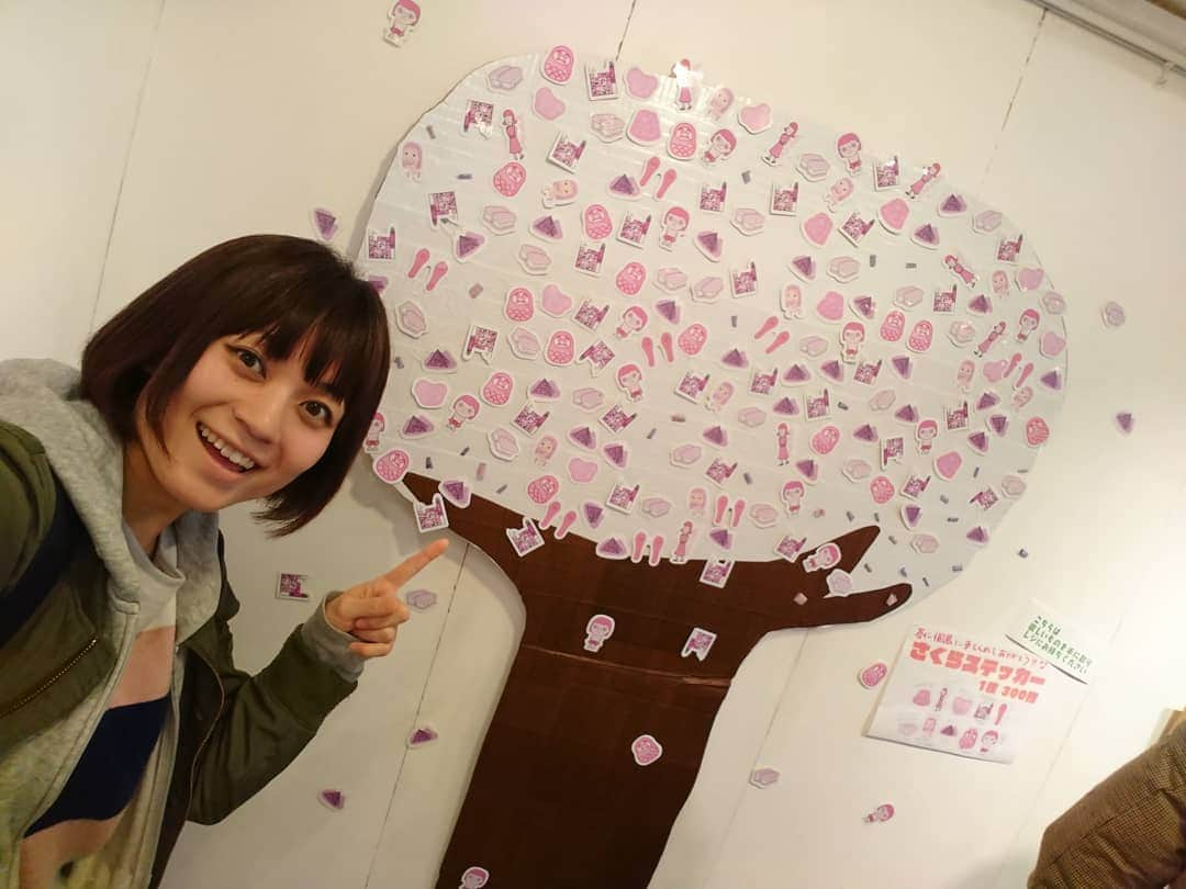 桜花さんのインスタグラム写真 - (桜花Instagram)「そして昨日の展では、 富士山柄のだるまゲット！！🍀 涼子ちゃん器用だな🌷  ハピピーン☺️🌼 でっかいだるまも富士山カラーかな✨🗻とてもきれいな青🍀  実に楽しい展でした！🍀 #富士山  #だるま  #fujisan #daruma  #山  #青 #blue  #山登り大好き芸人 #アート  #art」3月25日 12時32分 - mountainohka