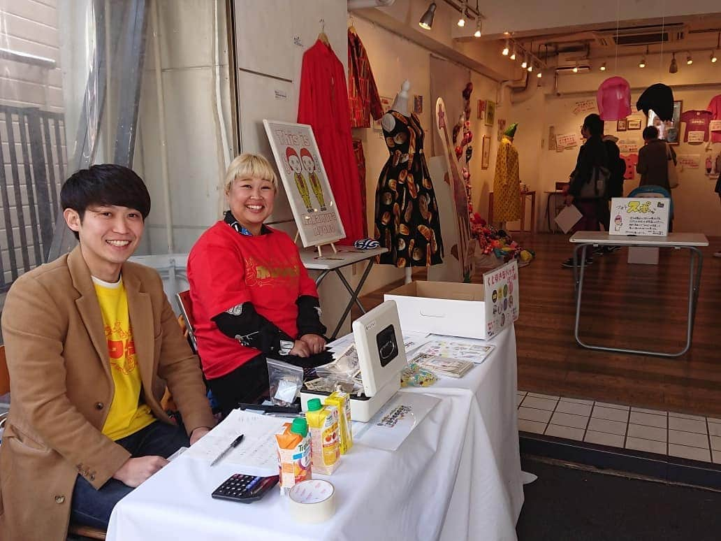 桜花さんのインスタグラム写真 - (桜花Instagram)「そして昨日の展では、 富士山柄のだるまゲット！！🍀 涼子ちゃん器用だな🌷  ハピピーン☺️🌼 でっかいだるまも富士山カラーかな✨🗻とてもきれいな青🍀  実に楽しい展でした！🍀 #富士山  #だるま  #fujisan #daruma  #山  #青 #blue  #山登り大好き芸人 #アート  #art」3月25日 12時32分 - mountainohka