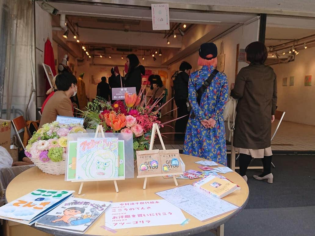 桜花さんのインスタグラム写真 - (桜花Instagram)「そして昨日の展では、 富士山柄のだるまゲット！！🍀 涼子ちゃん器用だな🌷  ハピピーン☺️🌼 でっかいだるまも富士山カラーかな✨🗻とてもきれいな青🍀  実に楽しい展でした！🍀 #富士山  #だるま  #fujisan #daruma  #山  #青 #blue  #山登り大好き芸人 #アート  #art」3月25日 12時32分 - mountainohka