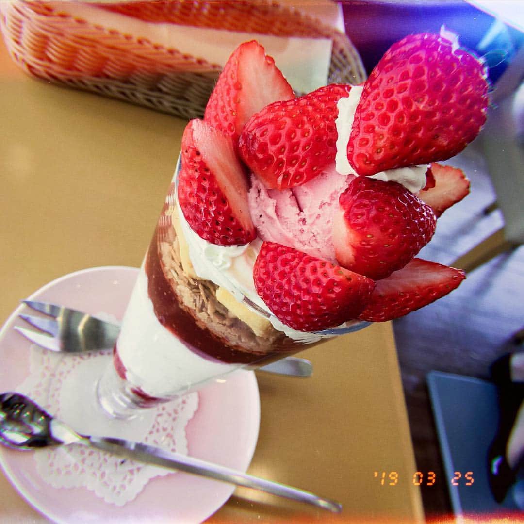 Nao☆ さんのインスタグラム写真 - (Nao☆ Instagram)「たったさっき母と中条たまごさんに行って一日30食限定のいちごパフェを食べてきました😋🍓💕 イチゴは甘いし全部美味しくてペロリでした😊❤️✨ また食べに行きたいなっ😻❣️❣️❣️ #中条たまご #いちごパフェ」3月25日 12時33分 - nao_ngc