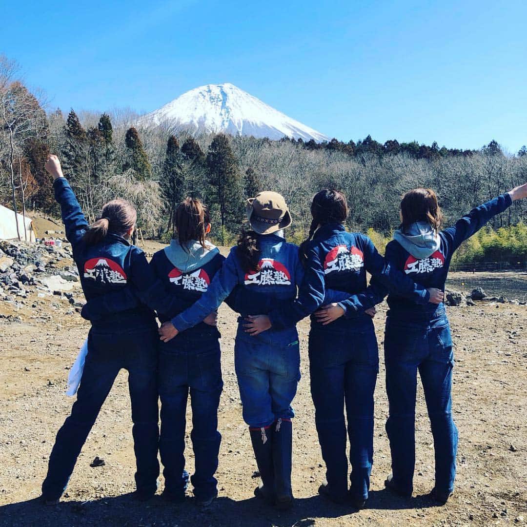 多岐川華子さんのインスタグラム写真 - (多岐川華子Instagram)「3/27（水）21:00〜「今夜くらべてみました」2時間スペシャルO.Aです📺✨ . 工藤夕貴さんが塾長を務める 女を鍛える【工藤塾】 初体験なことばかりで、戸惑いながらも頑張りました‼️ . すごくいい経験、思い出ができました😭👏 ぜひ見てください😊 . ちなみに 🌲大量の杉🌲に囲まれて3日間生活してたから 瞼や目の周りが腫れるわ、顔パンパンになるわ、 首にブワァって湿疹でるわ で、ひっどい事になってるかもしれないけど…😂 そこはお気になさらず🙇‍♀️ . . #今夜くらべてみました#こんくら#今くら#2時間sp#日テレ#日本テレビ#バラエティ番組#工藤塾#開校#工藤夕貴 さん#藤崎奈々子 さん#平沼ファナ ちゃん#ゆきぽよ ちゃん」3月25日 12時33分 - hanako__official