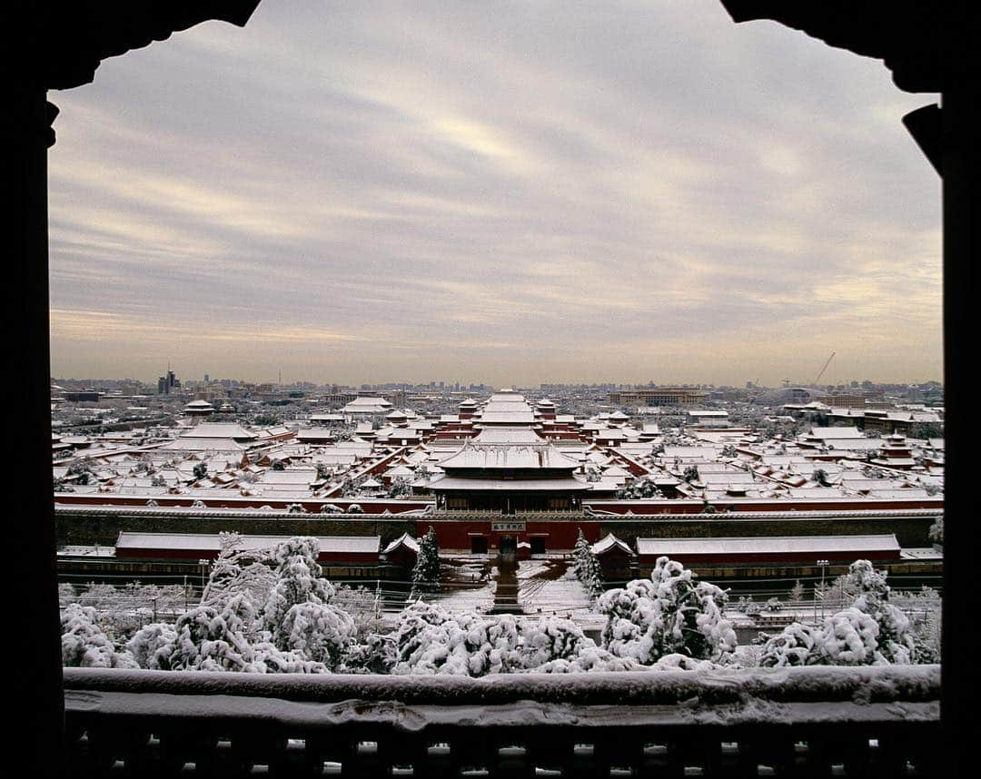 Michael Yamashitaさんのインスタグラム写真 - (Michael YamashitaInstagram)「The Forbidden City in the snow from Jingshan (Prospect Hill), Beijing’s highest spot, a 150 meter high vantage point constructed in the Ming Dynasty from the soil excavated from digging the moat around the Imperial Palace. I was lucky to catch this view at dawn, after a rare heavy snowstorm.  A 40x60 print of this photograph was auctioned at The Nature Conservancy Gala this weekend for the benefit of TNC’s critical cause to preserve the lands and waters on which all life depends. Thank you to the generous bidders and Sotheby’s for making it the highest priced photograph sold that evening. #jingshan #jingshanpark #forbiddencity #charityauction #thenatureconservancy @tnc_hk @nature_org」3月25日 12時33分 - yamashitaphoto