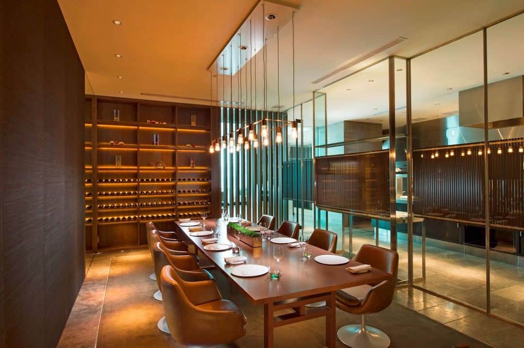 Conrad Tokyoのインスタグラム：「コラージュのプライベートダイニングルームは、接待、会食、ご家族やお友達とのお集まりなど、あらゆるシーンに最適なモダンな空間。活気溢れるオープンキッチンの様子を見ながらお食事をお召し上がりいただけます。 http://ow.ly/X5VY30oaIC5 Collage's private dining room perfect for both business and private use. #コンラッド東京 #ホテル #汐留 #東京 #日本 #新橋 #銀座 #モダンフレンチ #コラージュ #銀座グルメ #新橋グルメ #個室  #ConradTokyo #StayInspired #Conrad #hotel #Tokyo #Japan #collage #dining #private #room #东京康莱德酒店 #콘래드도쿄」