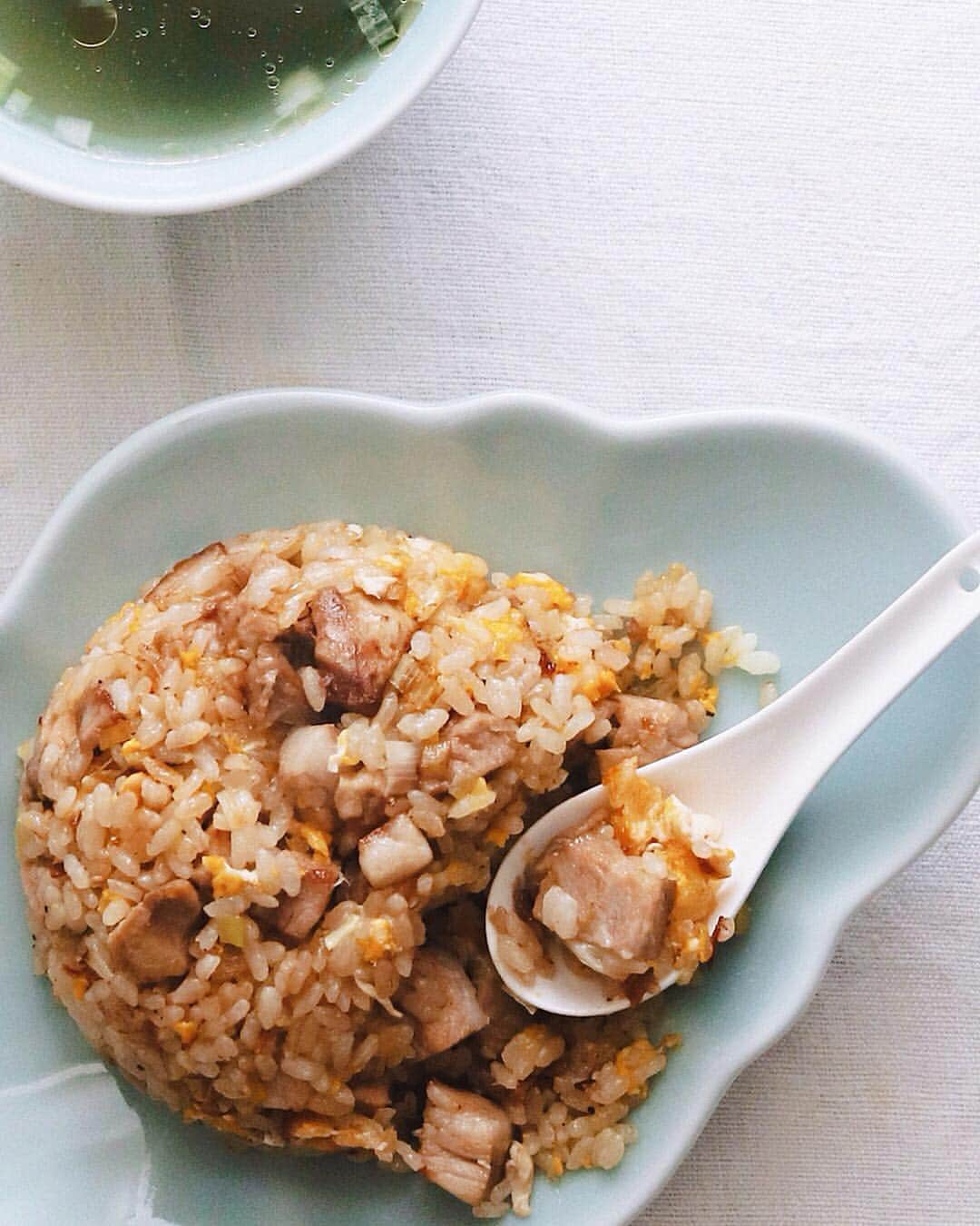 樋口正樹さんのインスタグラム写真 - (樋口正樹Instagram)「Fried rice . お昼にチャーハン。 卵と葱と茹で豚の シンプルな具材で。 わかめのスープと、 作り置き野菜３種。 . . #お昼ごはん #チャーハン #焼飯 #炒飯 #わかめスープ #friedrice #chinesefood」3月25日 12時34分 - higuccini