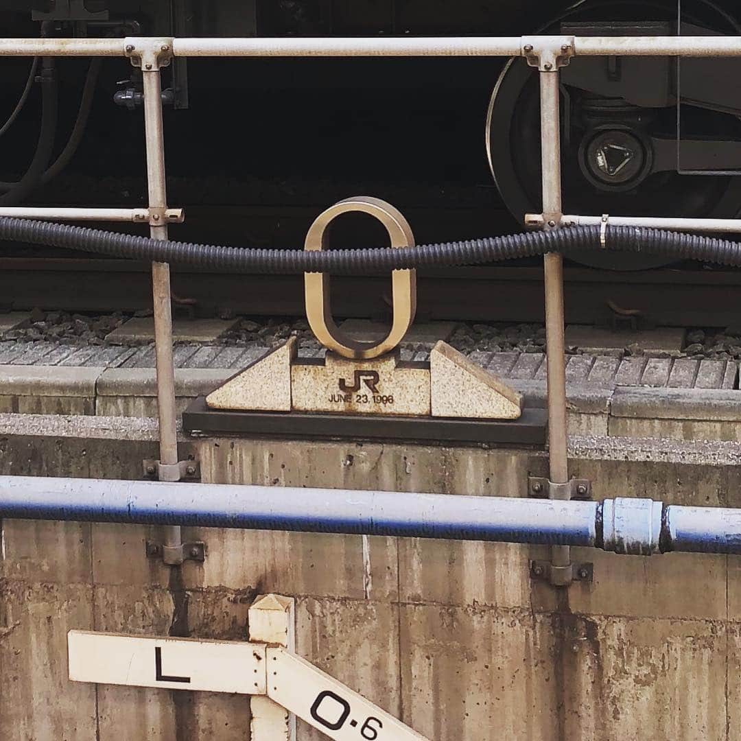 中西圭三さんのインスタグラム写真 - (中西圭三Instagram)「東京に戻って東京駅のホームで電車を待ってたら、目の前に0キロポストが…。ここが起点なんだなぁ。今日は3月25日。デビューから28年の歳月が流れて29年目へと向かうの節目の日なわけだけれど、『O』な気持ちでやりなさいと何だか言われているようでしばし見つめていたのでありました。  Around40コンサート、『飯能』『鹿沼』『小牧』と3か所伺わせて頂きましたが、かつてツアーに参加して以来久しぶりにコンサートにいらしたという方も多数いらして嬉しかったです。Around40メンバー（辛島美登里さん、中西保志さん、沢田知可子さん）たちとのハーモニーは本当に最高ですよ。共に過ごして来た日々を歌で巡る時間旅行にぜひまた、もしくはいつか、ご参加下さいませ。」3月25日 12時40分 - keizo1111